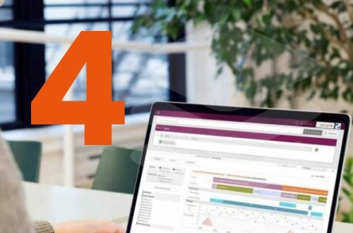 Grand chiffre 4 orange au premier plan, devant un écran d’ordinateur portable affichant l’interface de la plateforme Consore dans un environnement de bureau lumineux.